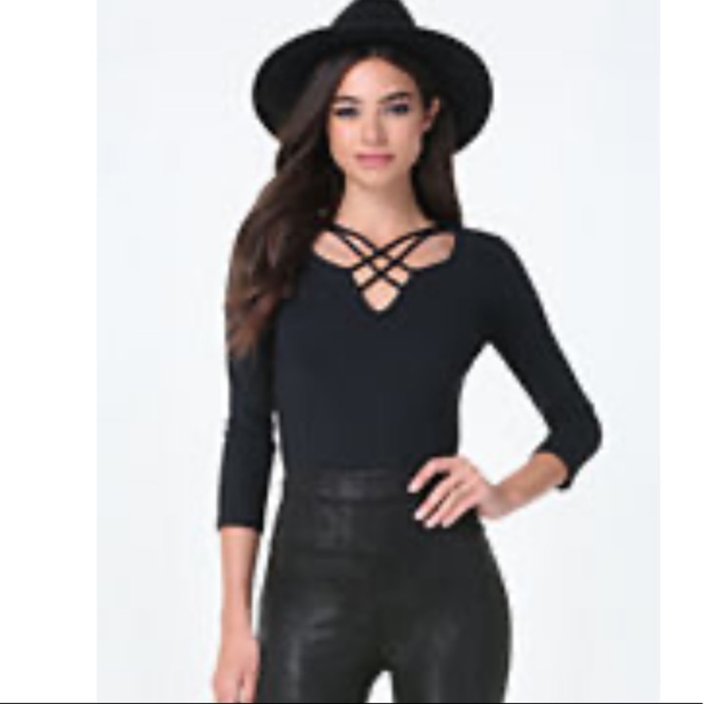 ⭐️ NWOT⭐️ Bebe Criss-Cross Black top